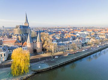 Gezicht op de stad Kampen met de Bovenkerk en de Koornmarktspoort van Sjoerd van der Wal Fotografie