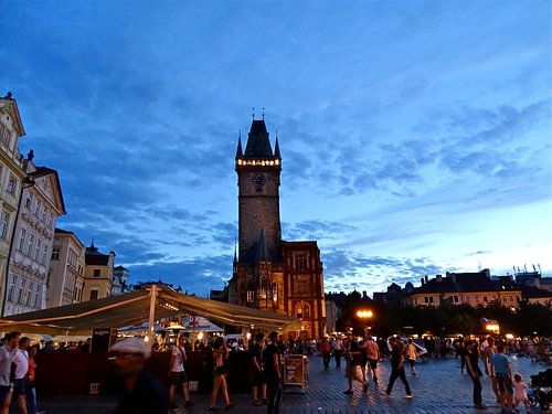 Oude Stadsplein in Praag in de avondschemer