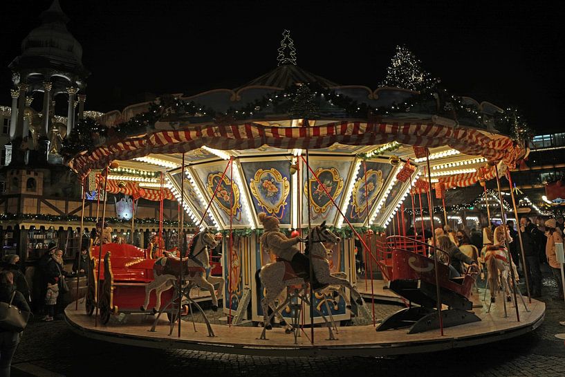 Nostalgische kindercarrousel op de kerstmarkt van Maagdenburg van t.ART