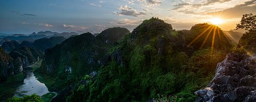 Panorama zonsondergang over de toppen van Ninh Binh