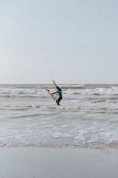 Kitesurfer in Noordwijk aan Zee | Pastelkleuren | Strand fotografie Nederland | Wall art | Fine art  van Alblasfotografie