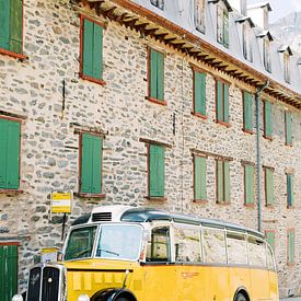 Altes gelbes Postauto auf dem Furkapass in der Schweiz | Reisefotografie Foto Wandkunst von Milou van Ham