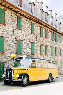 Altes gelbes Postauto auf dem Furkapass in der Schweiz | Reisefotografie Foto Wandkunst von Milou van Ham