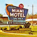 Modern TV - Miami Motel von Melanie Rijkers Miniaturansicht