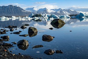 Aan de oever van de Jökulsarlon gletsjer-lagune in IJsland van ViaMapia