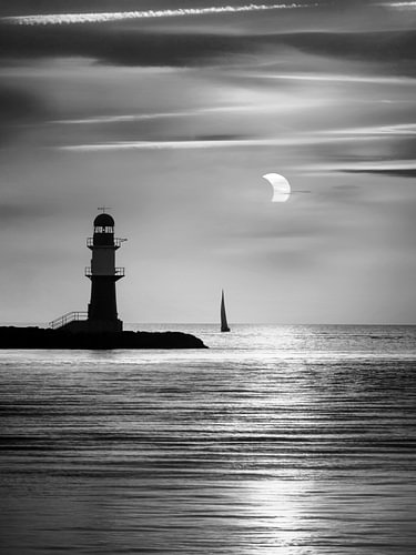 Éclipse solaire à Warnemünde en noir et blanc sur Manfred Voss, Photographie Noir et Blanc
