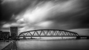 Eisenbahnbrücke Nijmegen (schwarz / weiß) von Lex Schulte