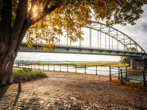 De Wilhelmina brug vanaf de Welle tijdens de herfst