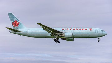 Landende Air Canada Boeing 767-300. van Jaap van den Berg