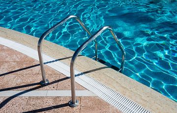 zwembad trapje in helder blauw water van ChrisWillemsen