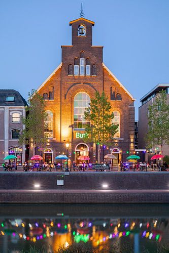 Bunk hotel in Utrecht in de avond langs de hernieuwde Singel