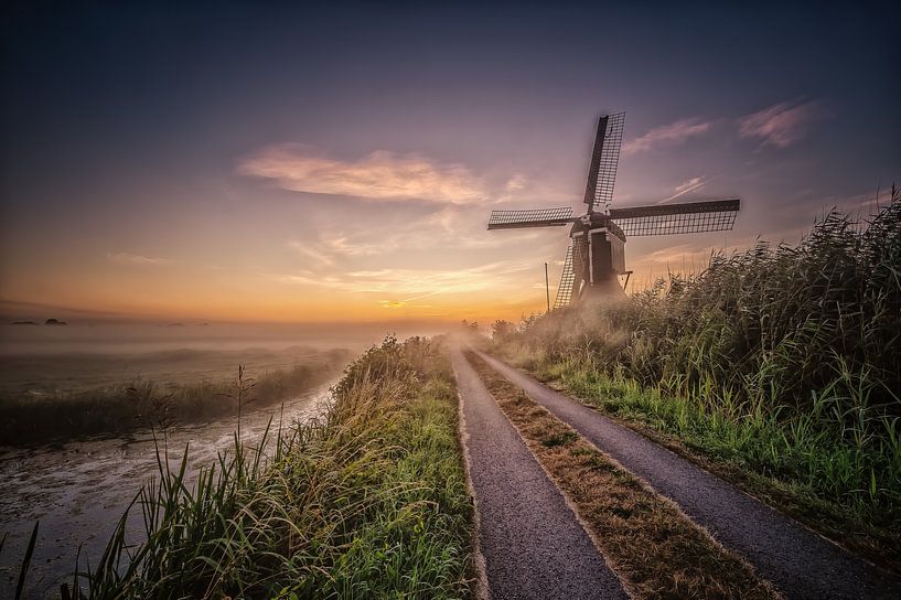 Broekmolen in der Morgendämmerung von Leon Okkenburg