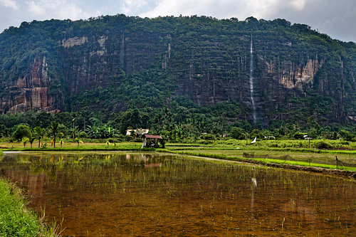 Heilige Spiegel am Fuße des indonesischen Berges