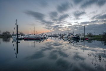 Marina de l'île de Maurik sur Moetwil en van Dijk - Fotografie