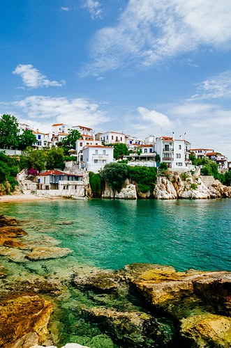 Uitzicht op de zee vanuit de oude binnenstad van het eiland Skiathos, Griekenland.