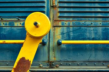 Zijkant van een oude locomotief met gele hendel van Jenco van Zalk