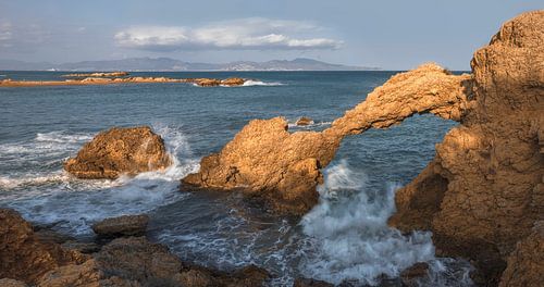 Arche naturelle sur la plage de L'''Escala, en Catalogne 