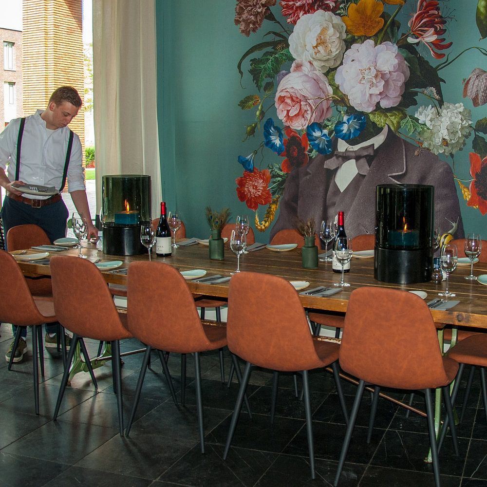 Autoportrait avec des fleurs 3 (fond vert-gris) par toon joosen