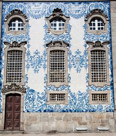 Façade décorée de carreaux bleus et blancs (azulejos) de l'église igreja do Carmo à Porto, au nord d sur WorldWidePhotoWeb