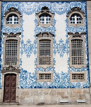 Facade decorated with blue and white tiles (azulejos) of the igreja do Carmo church in Porto, North 