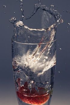 Une fraise tombe dans une coupe de champagne 2