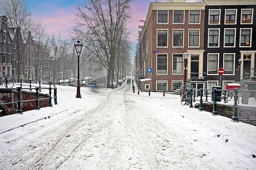 Besneeuwd Amsterdam in de Jordaan in Nederland bij zonsondergang