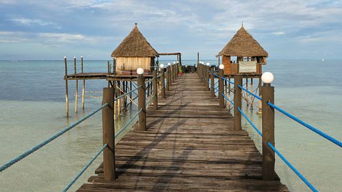 Bamboo hutjes in turquoise zee op Zanzibar tropisch eiland