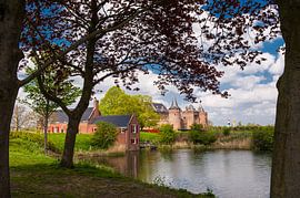 Muiderslot met bomenomlijsting by Brian Morgan