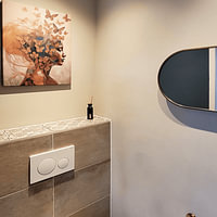 Klantfoto: Modern portret van een Vrouw met Vlinders rond haar hoofd, serie Vrouwen Goud van Studio Pieternel, op canvas