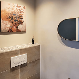 Photo de nos clients: Portrait moderne d'une femme avec des papillons autour de la tête, série dreamy gold par Studio Pieternel, sur toile