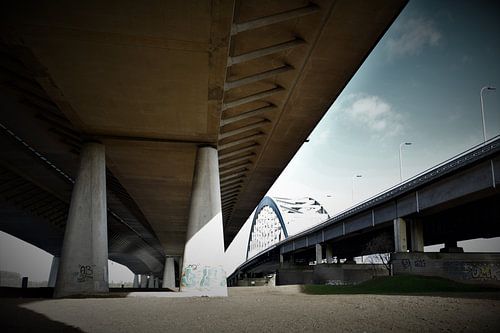 Oude en nieuwe Lekbrug van onderaf gezien
