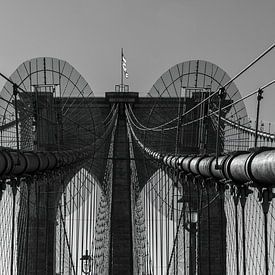 De iconische Brooklyn Bridge in de morgenzon van Davey Bogaard