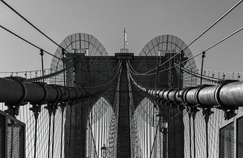 De iconische Brooklyn Bridge in de morgenzon