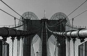 De iconische Brooklyn Bridge in de morgenzon van Davey Bogaard