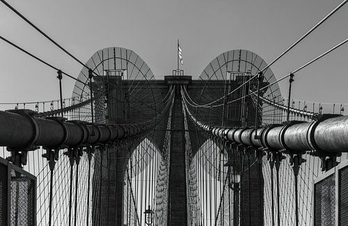 De iconische Brooklyn Bridge in de morgenzon