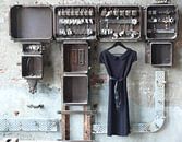 LBD/ zwarte jurk aan oude meterkast in oude urban fabriek. van Tineke Bos thumbnail
