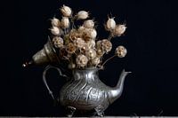 Scabiosa- und Nigellasamen-Kugeln in antiker Teekanne