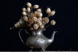 Scabiosa en Nigella zaadbollen in antieke theepot van Anjo Kan