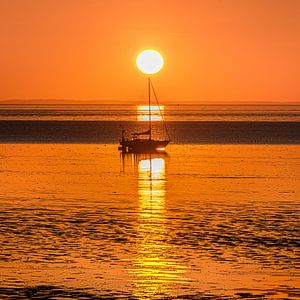 Sonnenuntergang über dem friesischen Wattenmeer bei Koehoal
