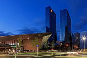 Le crépuscule tombe sur l'architecture moderne du centre de Rotterdam sur gaps photography