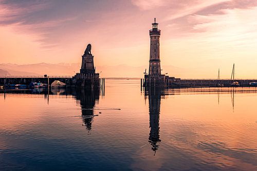 Beierse leeuw en vuurtoren Port Linda aan de Bodensee in Beieren bij zonsondergang Duitsland