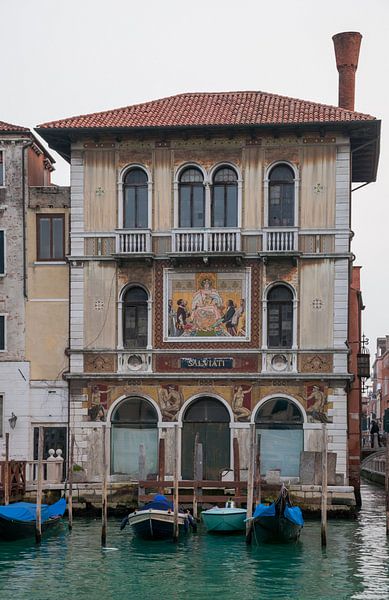 Palais avec façade en mosaïque sur le canal dans la vieille ville de Venise, Italie par Joost Adriaanse