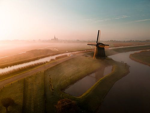 Hollandse molen in de mist