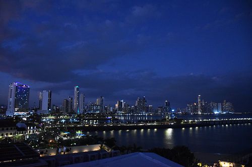 Uitzicht op de stad op een zomeravond