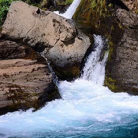 Splash 8,  Detailansicht eines Wasserfalls im Gjain-Tal von Miranda Lodder
