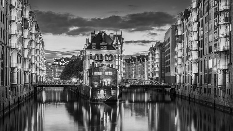 Hambourg Speicherstadt en noir et blanc par Marga Vroom