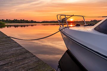 Zonsopkomst boven een boot van Dafne Vos