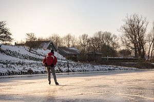 Un patineur solitaire sur la glace