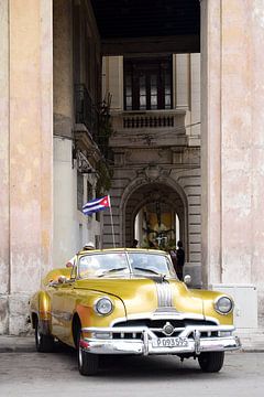 Goldenes Oldtimer-Auto in Havanna, Kuba von Elles van der Veen