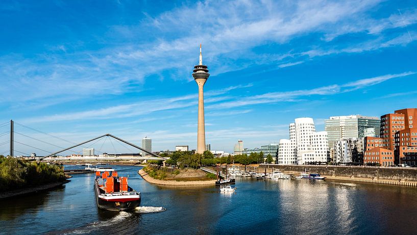 Medienhafen Düsseldorf Rhein mit Fernsehturm und Gehry Bauten Frachtschiff von Dieter Walther